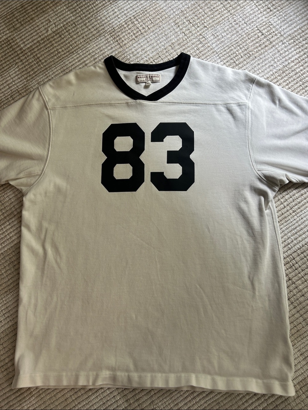 Vintage Sports-Inspired 83 Graphic V-Neck Shirt - off white/Black